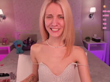 girl
        dreamy_kira cam image #5237662