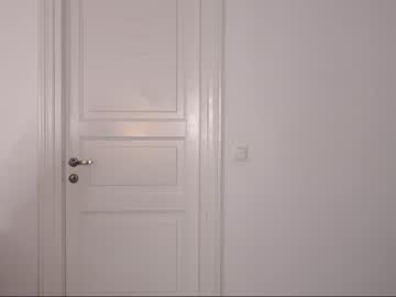 girl
        snow_baby__ cam image #2337302
