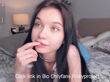 girl
        riskyproject cam image #6896345