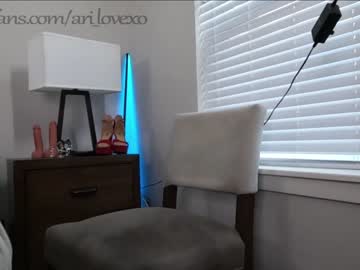 couple
        ari_lovexo cam image #2195459