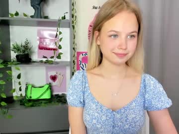 girl
        tenderness_18 cam image #6782398