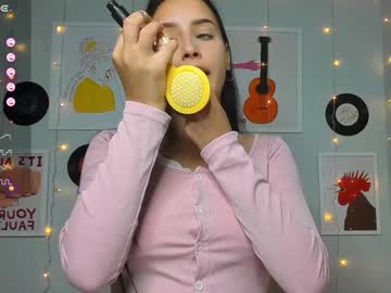 girl
        betsi_star cam image #4876731