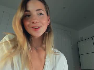 girl
        emmi_rosee cam image #2695331