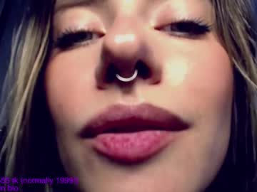 girl
        yvie_ cam image #4956704