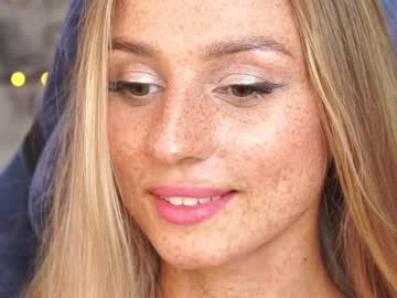girl
        artease cam image #2421585