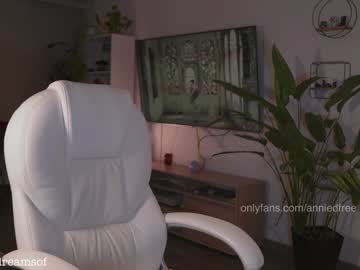 girl
        annie_dreams cam image #6965970
