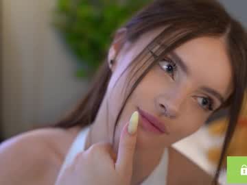 girl
        bellacle cam image #6371423