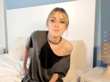 girl
        beckyherington cam image #4141527