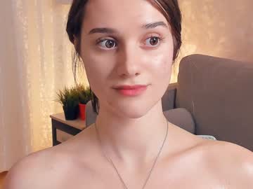 girl
        gummy_rabbit cam image #3817688