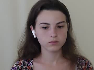 girl
        chamomile19 cam image #1990248