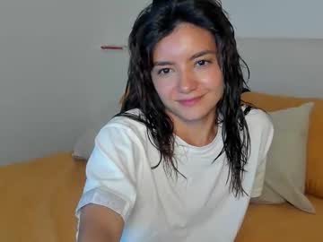 girl
        ellelure_ cam image #6426444