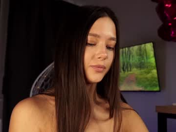 girl
        emilybatee cam image #6649140