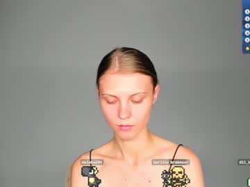 girl
        phoebepaw cam image #5207661