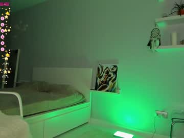 girl
        lana_sky cam image #1229424