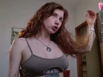 girl
        pathos_of_things cam image #6336578