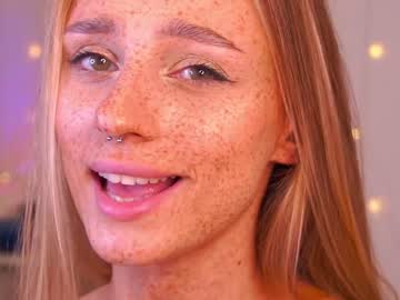girl
        artease cam image #542298