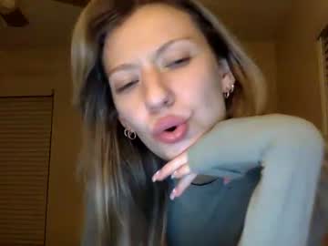 girl
        taytaywest cam image #3582778