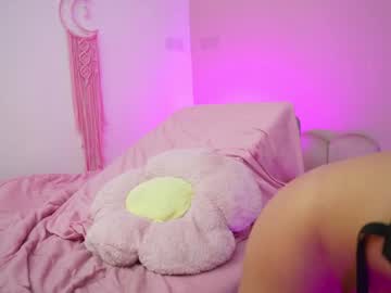 girl
        little_effy18_ cam image #5443406