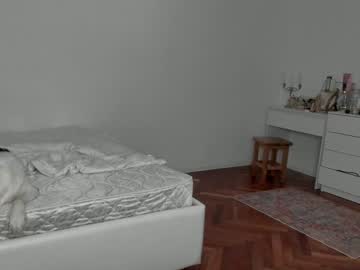 girl
        vivienne_westwoood cam image #1621528