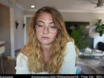 girl
        bloomyogi cam image #4995696