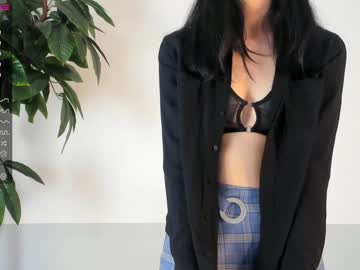 girl
        sixkiks cam image #1215286