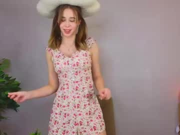 girl
        mialullaby cam image #5612872
