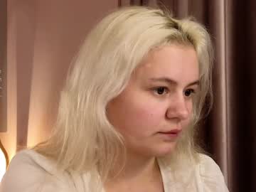 girl
        winniewest_ cam image #5596799