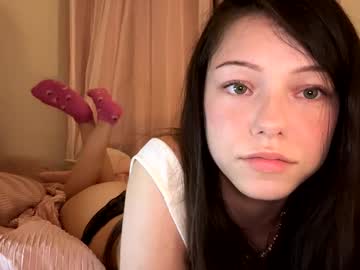 girl
        lilbbyily1 cam image #4847876