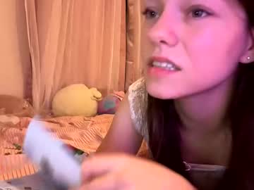 girl
        lilbbyily1 cam image #4863130