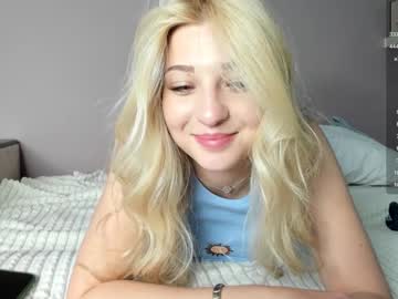 girl
        zoe__0 cam image #4526354