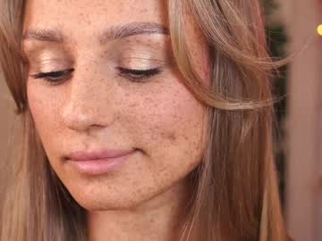 girl
        artease cam image #5739947