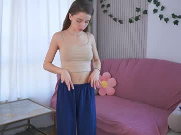 girl
        little_poetry cam image #6350996