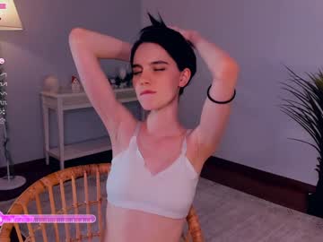 girl
        mariamhailey cam image #3495352