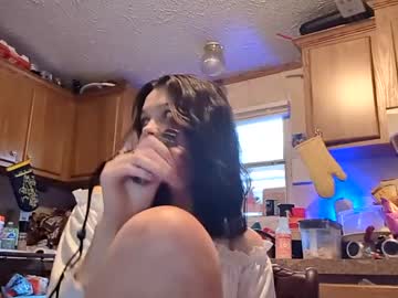 girl
        dinolover2022 cam image #3706851
