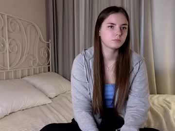 girl
        on_the_soft_pillow cam image #6162612