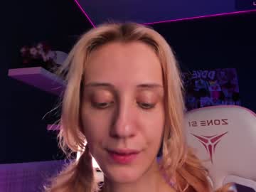 girl
        dreamy_kira cam image #5195150