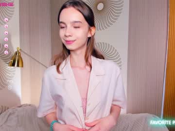 girl
        happiness_call cam image #1611794
