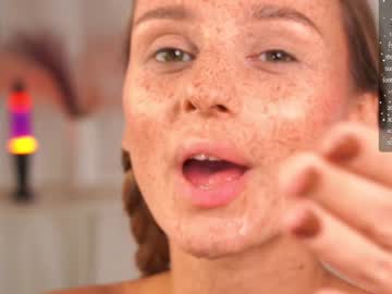 girl
        artease cam image #2882813