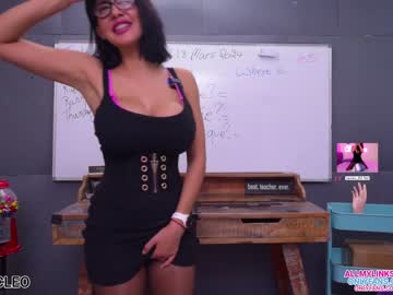girl
        livecleo cam image #3740302
