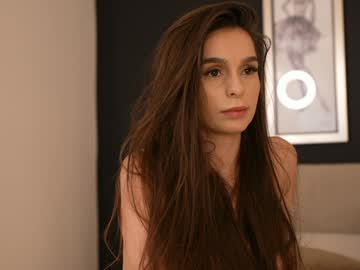 girl
        dovia cam image #5948689