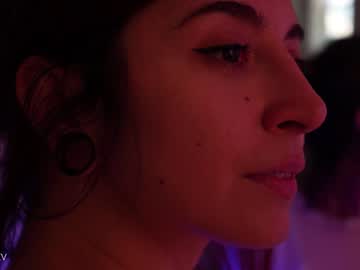 girl
        lizmreow cam image #5477325