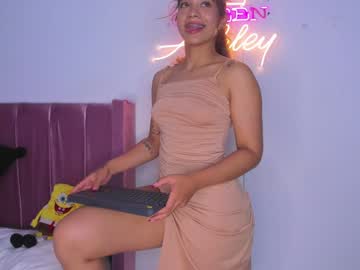 girl
        ashley_ospino cam image #4417222