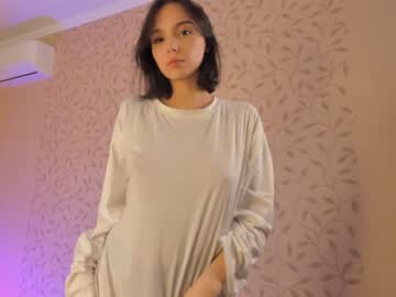girl
        aimeerogers cam image #1584511