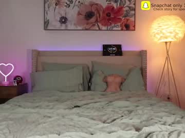 couple
        ari_lovexo cam image #4306747