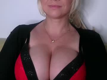 girl
        kiradivine cam image #492355