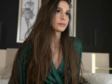 girl
        dovia cam image #4737480