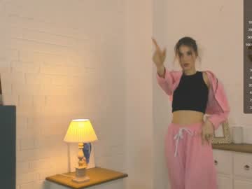 girl
        baileywalton cam image #2322101
