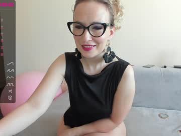 girl
        emilymilf__ cam image #1810421
