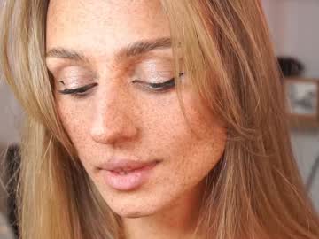 girl
        artease cam image #5482477