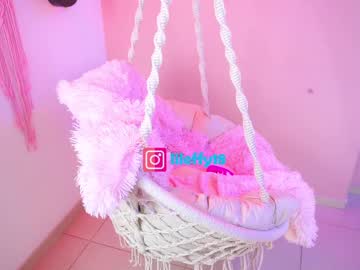 girl
        little_effy18_ cam image #6108635